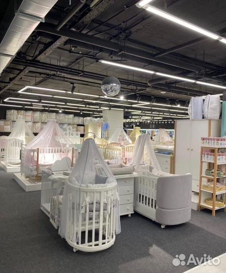 Детская кроватка с маятником