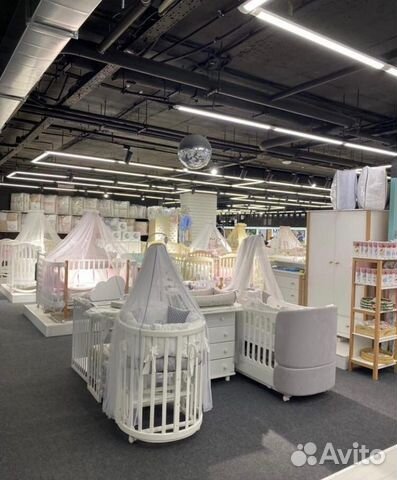 Детская кроватка с маятником