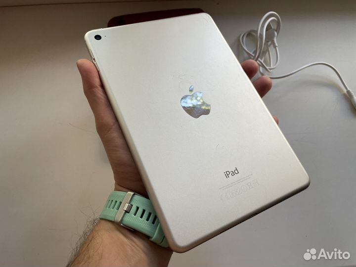 Apple iPad mini 4 в хорошем состоянии