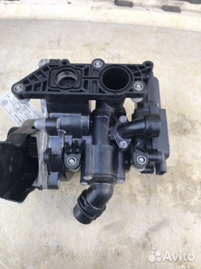 Корпус термостата с помпой Фольксваген тигуан 2