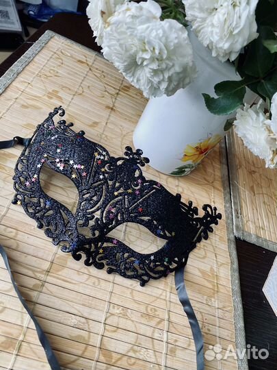Маска кружевная маскарадная пластик блестящая