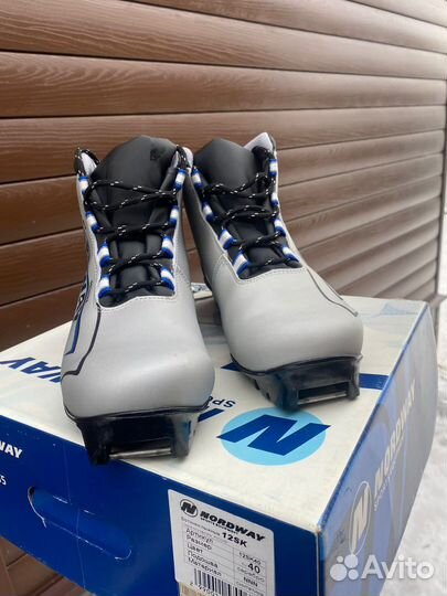 Лыжные ботинки и лыжи