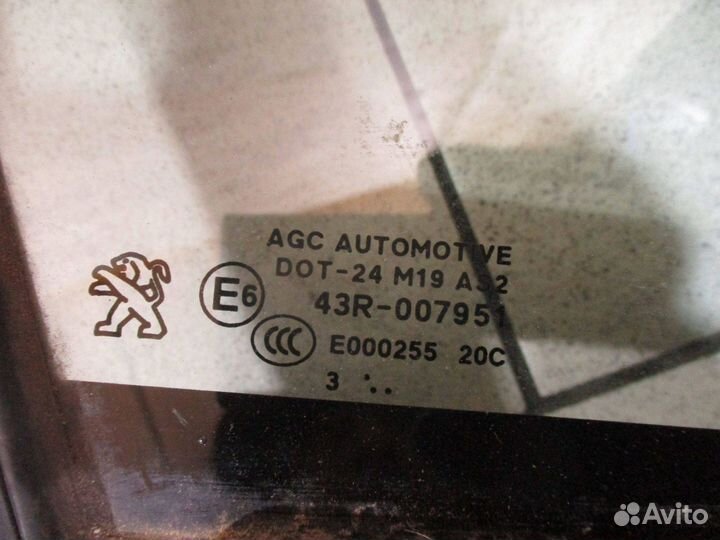 Стекло двери П/П (форточка) Peugeot 2008