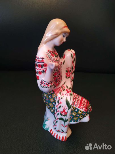 Статуэтка вышивальщица