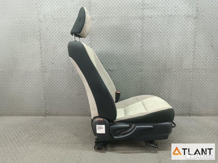 Сидение передний правый toyota aqua