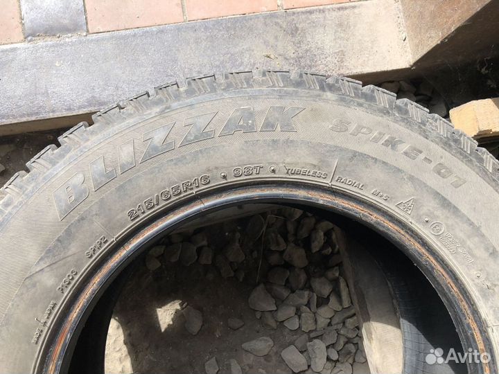 Bridgestone Blizzak Spike-01 215/65 R16