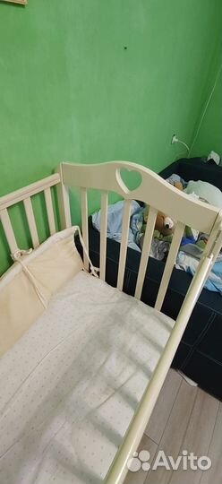 Детская кроватка с продольным маятником