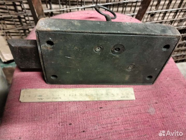 Замок дверной накладной