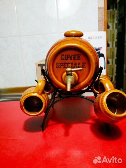 Декоративный бочонок с кружками