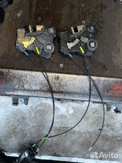 Передний левый замок двери toyota avensis t250