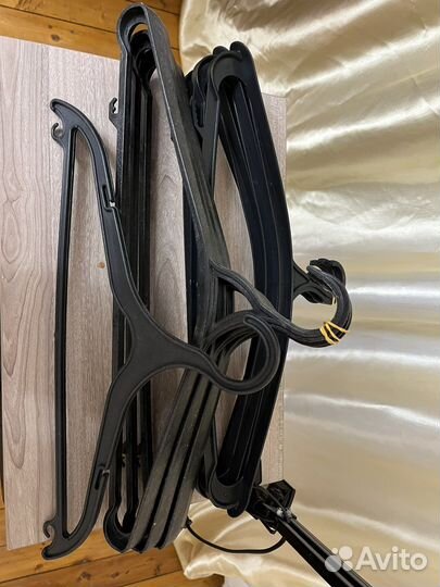 Вешалка-плечики универсальная пластиковая с перекл