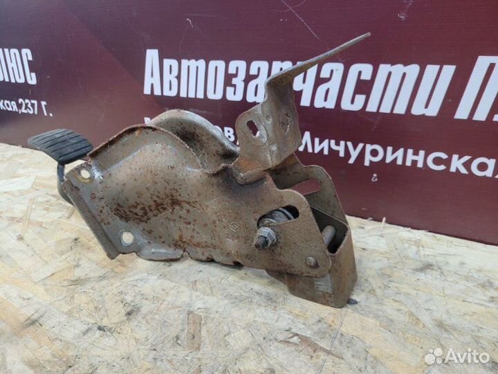 Педаль тормоза Renault Logan