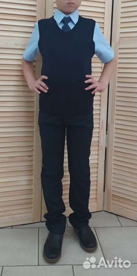 Брюки, рубашки и обувь мальчику школа