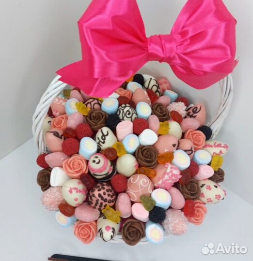 Корзина с клубникой в шоколаде с мармеладом и шок