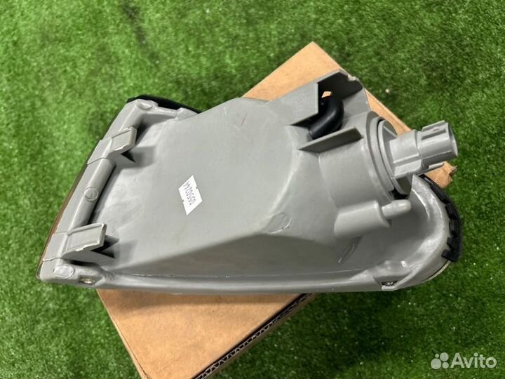 Поворотник передний правый Mitsubishi Lancer