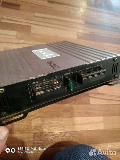 Автомобильный уселитель для сабвуфера