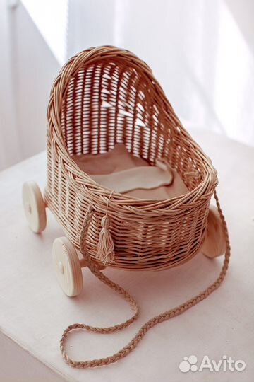 Коляска для кукол. Плетеная коляска