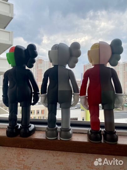Коллекционные игрушки kaws