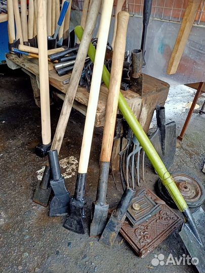 Тяпки топоры вилы лопаты старинные