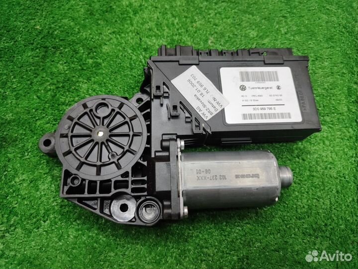 Моторчик стеклоподъемника передний правый Touareg