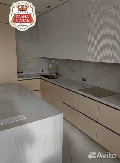 Кухня с рифлёными фасадами и гладкие эмаль