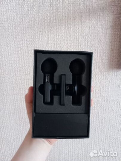 Два беспроводных петличных микрофонов