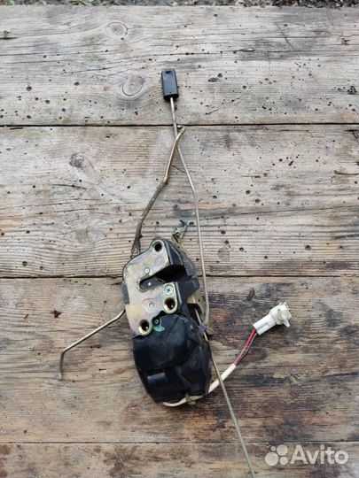 Замок двери передний левый Toyota Tercel EL41