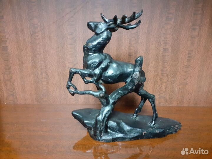 Чугунное литье олень у дерева