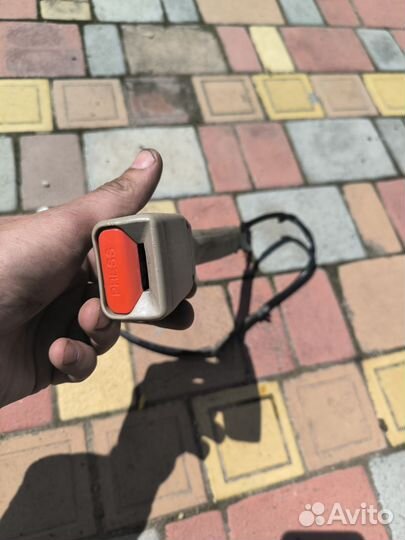 Nissan tiida Latio 2005. Замок ремня безопасности