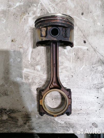 Поршень c шатуном Mitsubishi Lancer Cedia CS2A