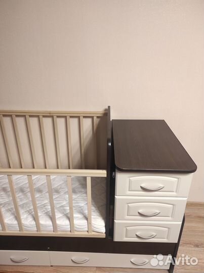 Детская кроватка с маятником и комодом