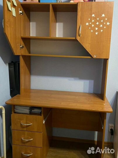 Компьютерный стол с ящиками и полкой