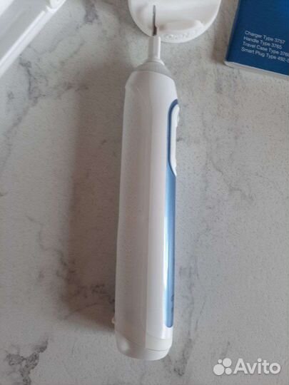 Электрическая зубная щетка oral b