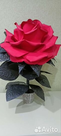 Светильники и цветочные композиции