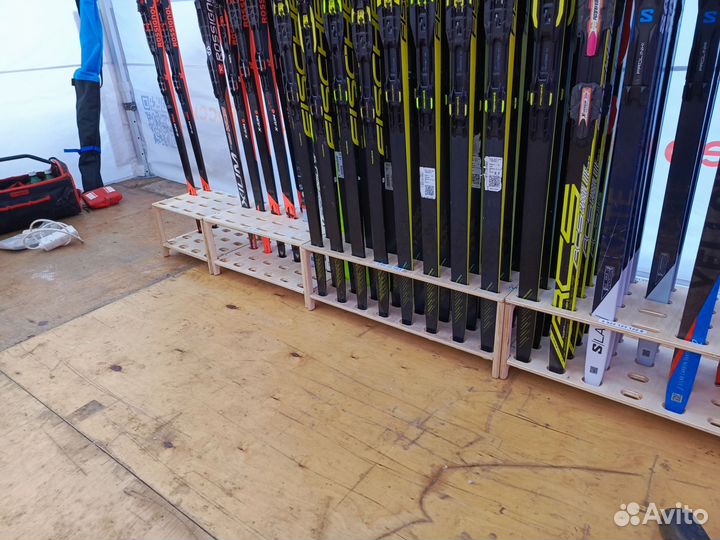 Стойка для вертикального хранения беговых лыж