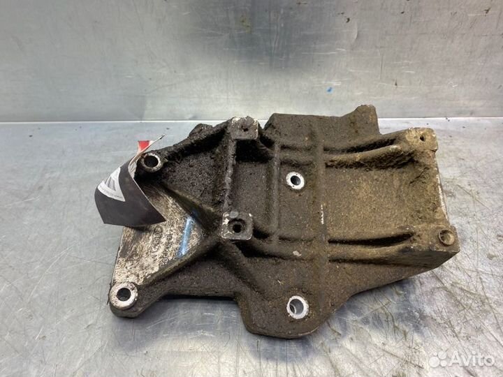 Кронштейн кондиционера Volkswagen Passat B5