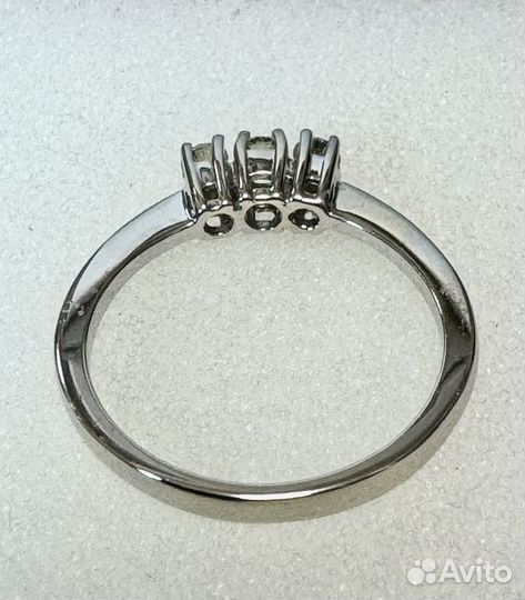 Золотое кольцо с крупными природными бриллиантами