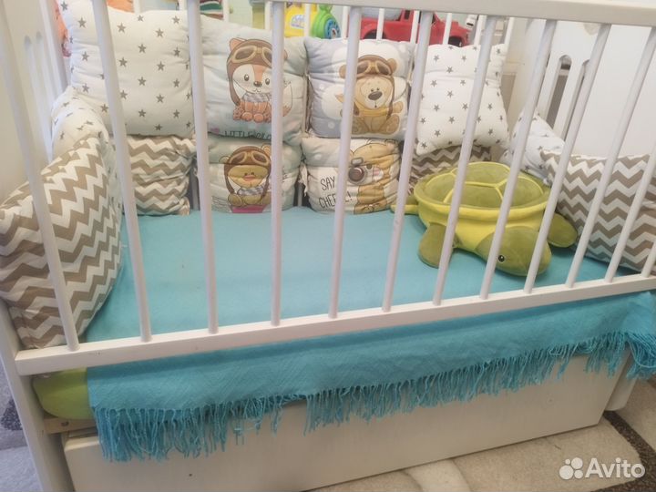 Детская кроватка с маятником и ящиком