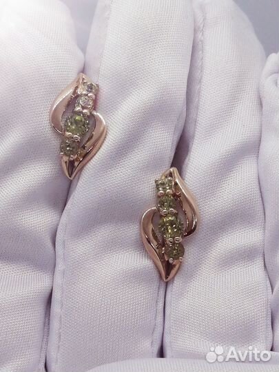 Золотые серьги с камнем