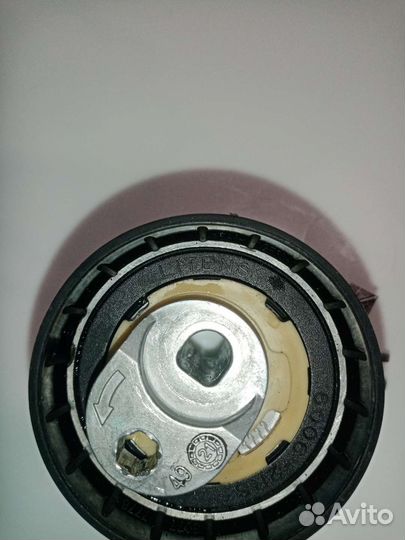 Ролик натяжения ремня грм