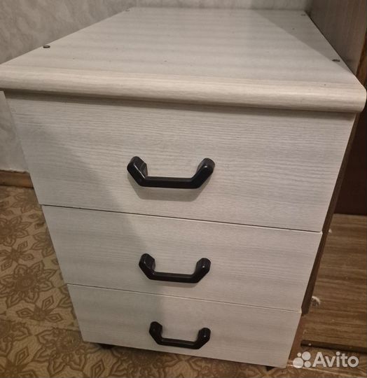 Тумбочка белая в хорошем состоянии