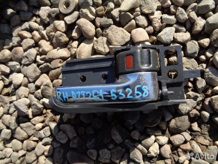 Ручка двери внутренняя правая Toyota Avensis