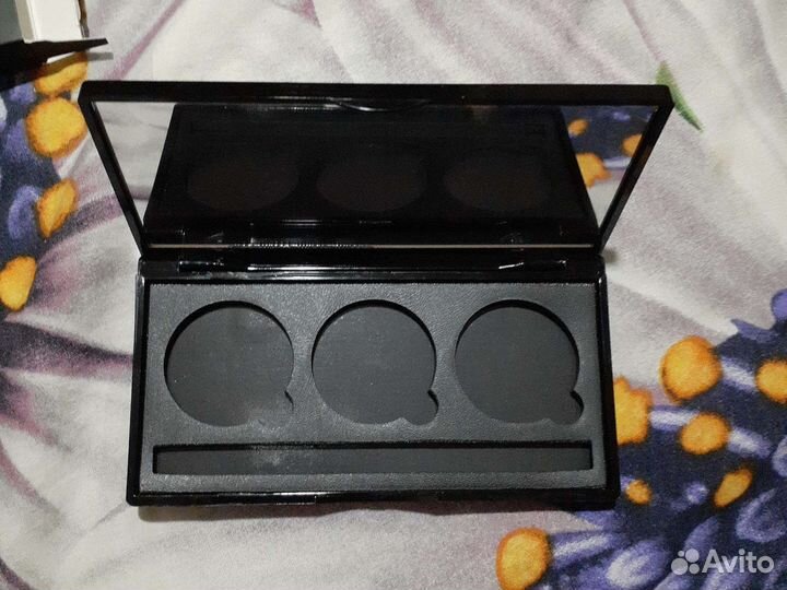 Магнитная палетка для теней Lic новая