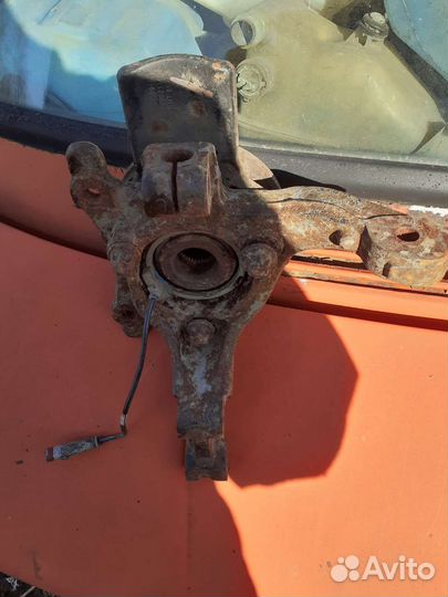 Кулак поворотный передний левый Opel Zafira B