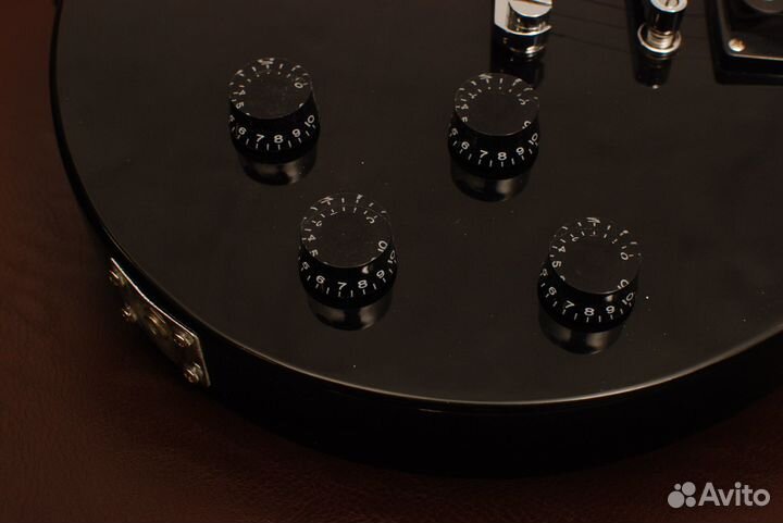 Электрогитара (Аксессуар в подарок)