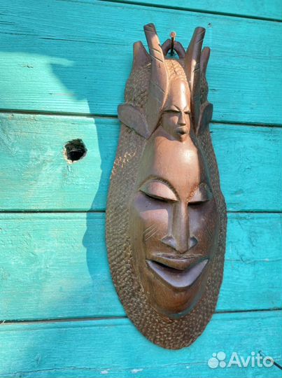 Маска из массива красного дерева