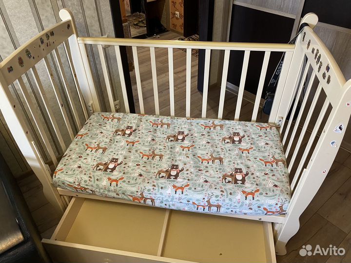 Детская кроватка с маятником