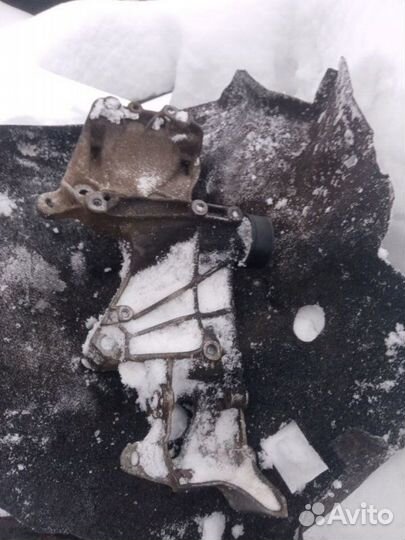 Кронштейн генератора Renault Megane 2002