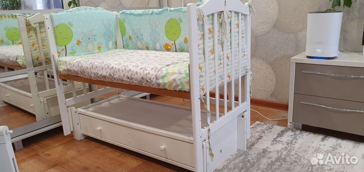 Детская кроватка с маятником и ящиком