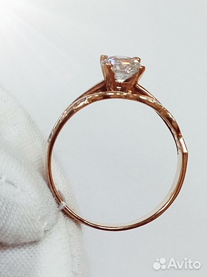 Золотое кольцо с камнем 18р